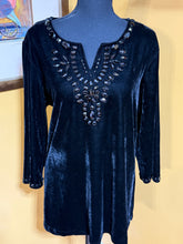 Load image into Gallery viewer, Quacker Factory Black Velvet Beaded Tunic Sz L
